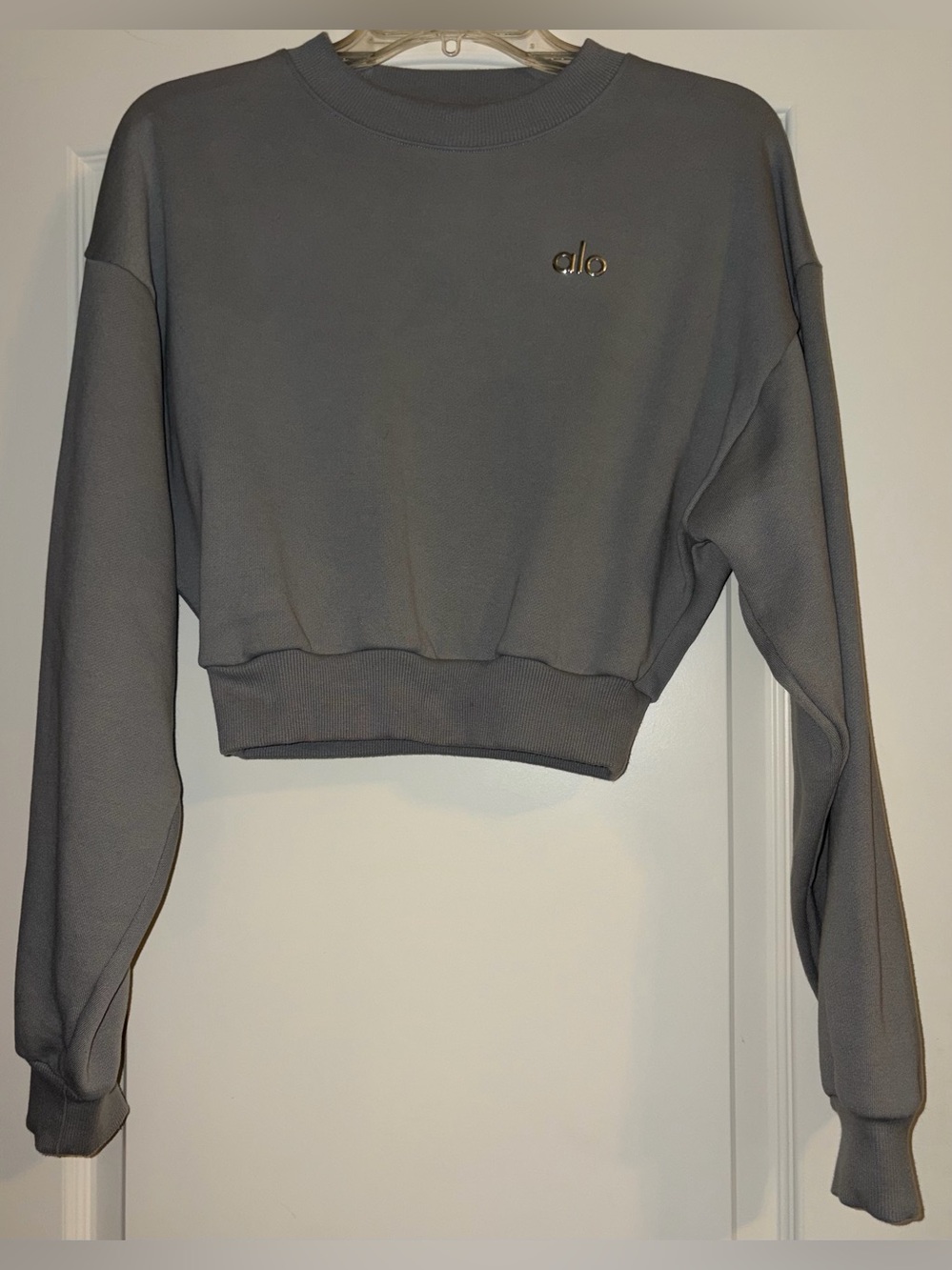 GENTLY USED ALO ACCOLADE CROPPED SWEATSHIRT